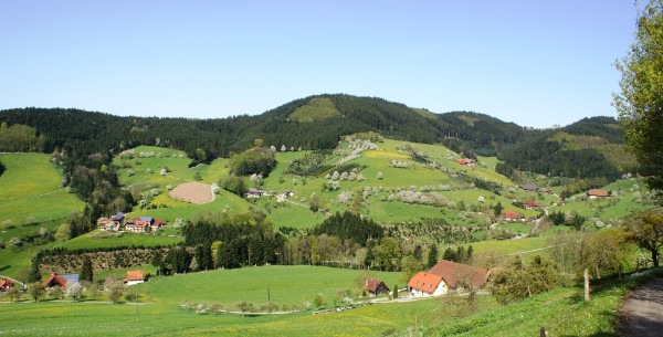 Unser Hof liegt im Tal, in der Mitte rechter Seite Unser Hof liegt im Tal, in der Mitte rechter Seite